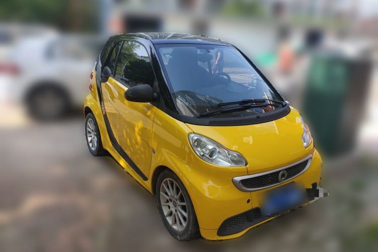 Used smart fortwo 2012 1.0 MHD Hardtop Comfort Edition Front Right 45 Deg