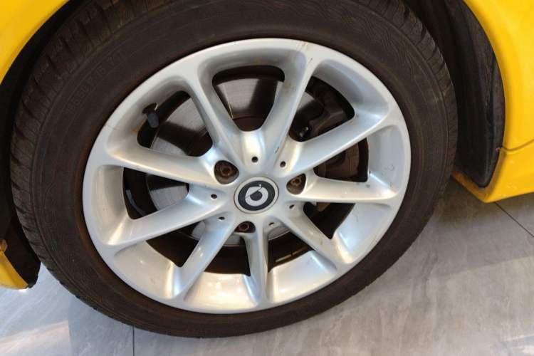 Used smart fortwo 2012 1.0 MHD Convertible Passion Edition Left Front Wheel Hub