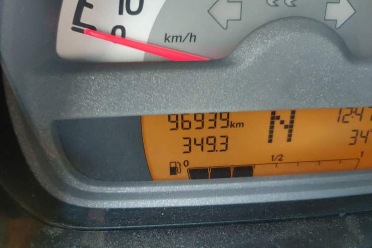 Used smart fortwo 2012 1.0 MHD Hardtop Comfort Edition Odometer Close Up