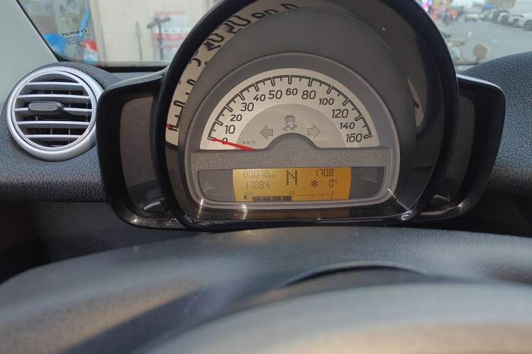 Used smart fortwo 2012 1.0 MHD Hardtop Comfort Edition Odometer Close Up