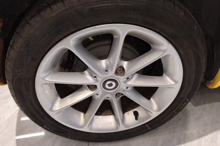Used smart fortwo 2012 1.0 MHD Convertible Passion Edition Right Rear Wheel Hub