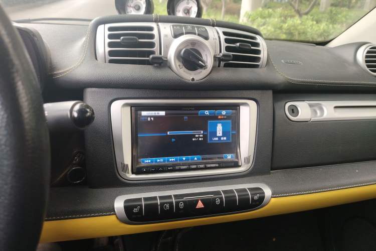 Used smart fortwo 2013 1.0T Convertible City Ranger Special Edition Audio And AC Panel