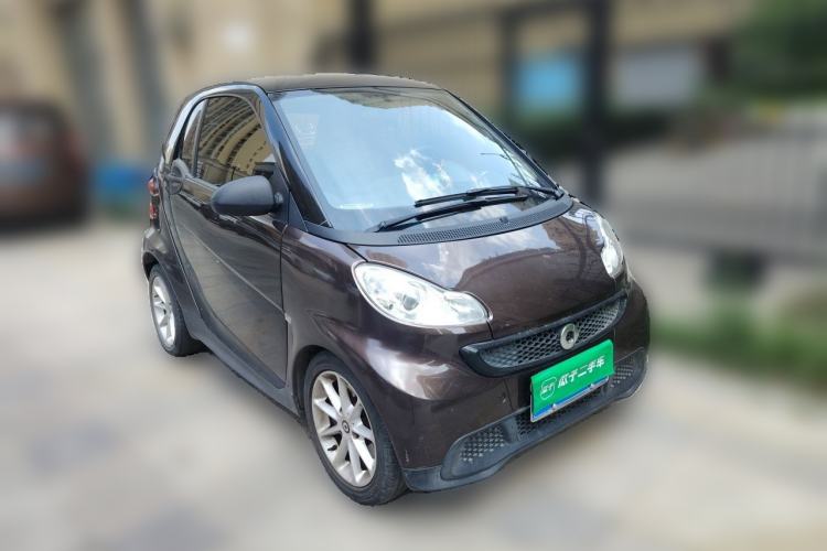 Used smart fortwo 2013 1.0 MHD New Year Special Edition Front Right 45 Deg