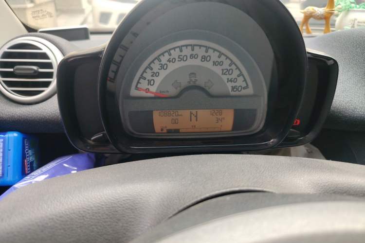 Used smart fortwo 2013 1.0 MHD New Year Special Edition Odometer Close Up