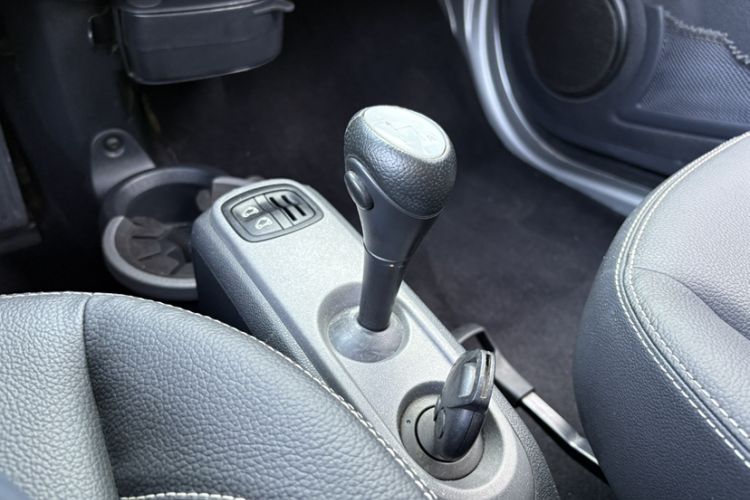 Used smart fortwo 2013 1.0T Convertible Passion Edition Gear Lever