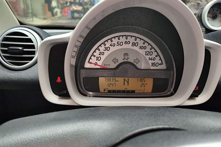 Used smart fortwo 2013 1.0T Hardtop Ice Cool Special Edition Instrument Cluster
