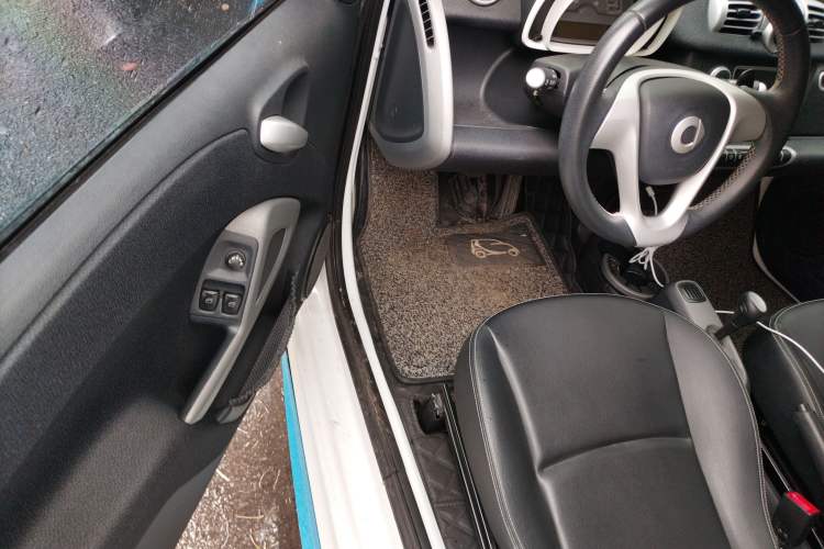 Used smart fortwo 2013 1.0T Hardtop Ice Cool Special Edition Interior 3