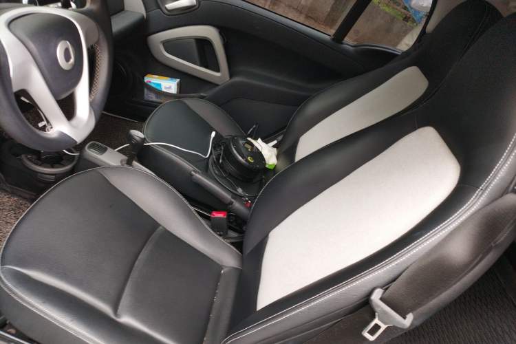 Used smart fortwo 2013 1.0T Hardtop Ice Cool Special Edition Interior 4