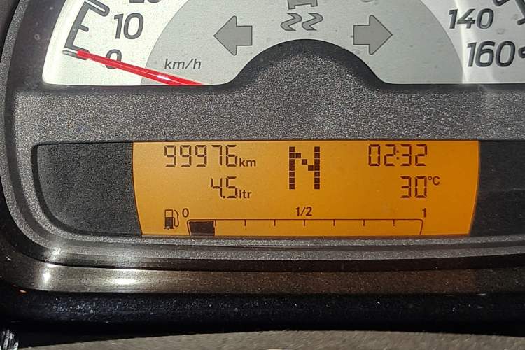 Used smart fortwo 2013 1.0 MHD Hardtop Chocolate Special Edition Odometer Close Up