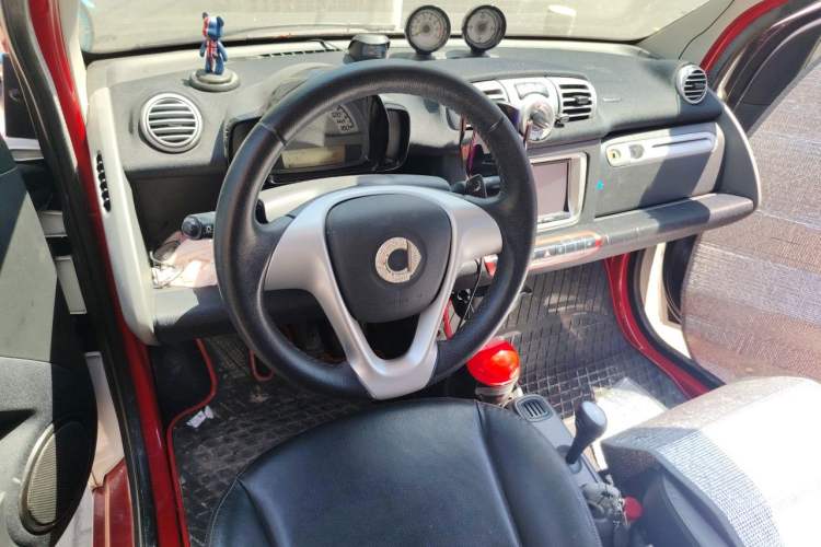 Used smart fortwo 2013 1.0T Hardtop Passion Edition Center Console