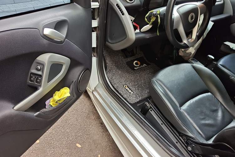 Used smart fortwo 2013 1.0T Hardtop Passion Edition Driver Seat