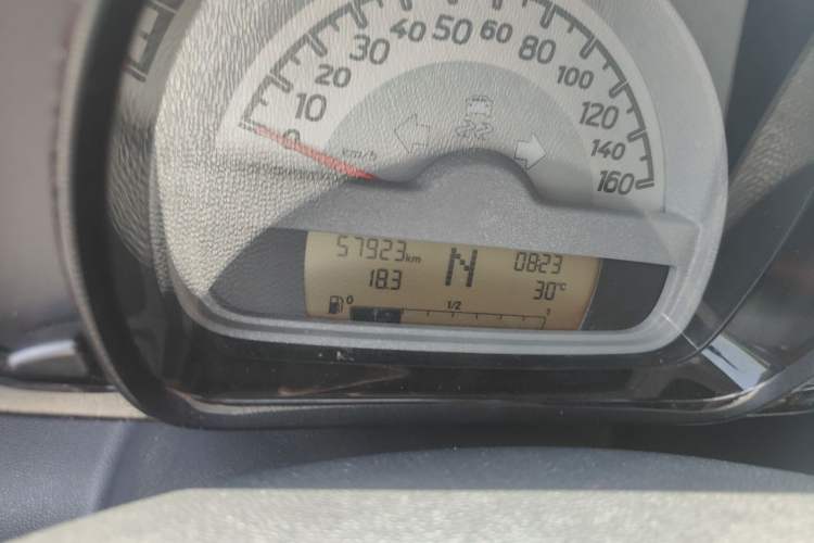 Used smart fortwo 2013 1.0 MHD Hardtop Chocolate Special Edition Odometer Close Up