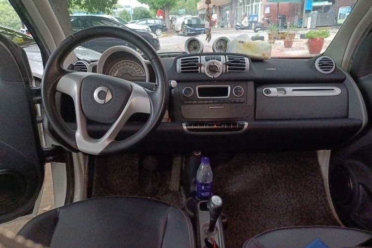 Used smart fortwo 2013 1.0T Hardtop Ice Cool Special Edition Center Console