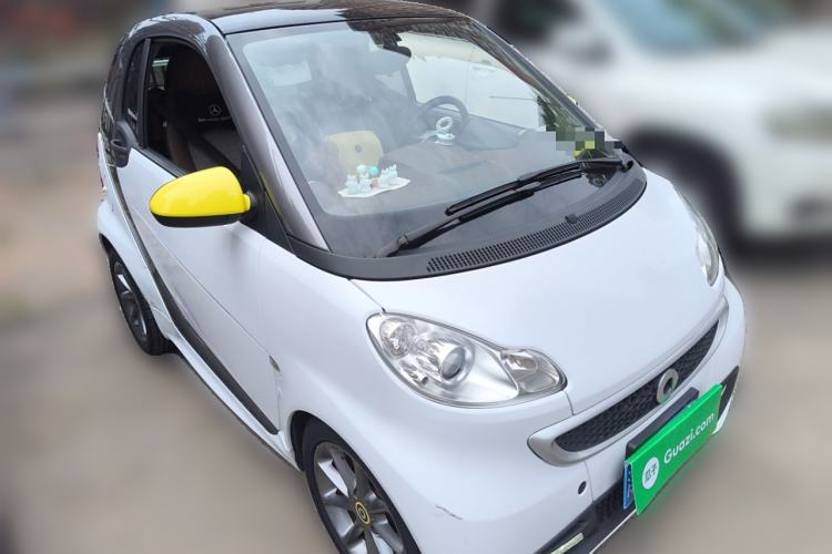 Used smart fortwo 2013 1.0 MHD New Year Special Edition Front Right 45 Deg