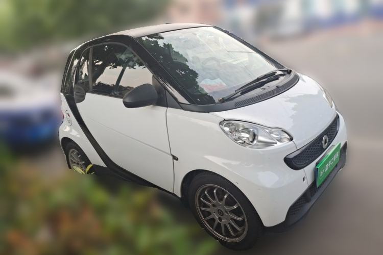 Used smart fortwo 2013 1.0 MHD New Year Special Edition Front Right 45 Deg