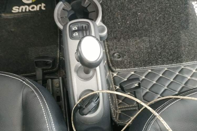 Used smart fortwo 2013 1.0T Convertible Ice Cool Special Edition Gear Lever