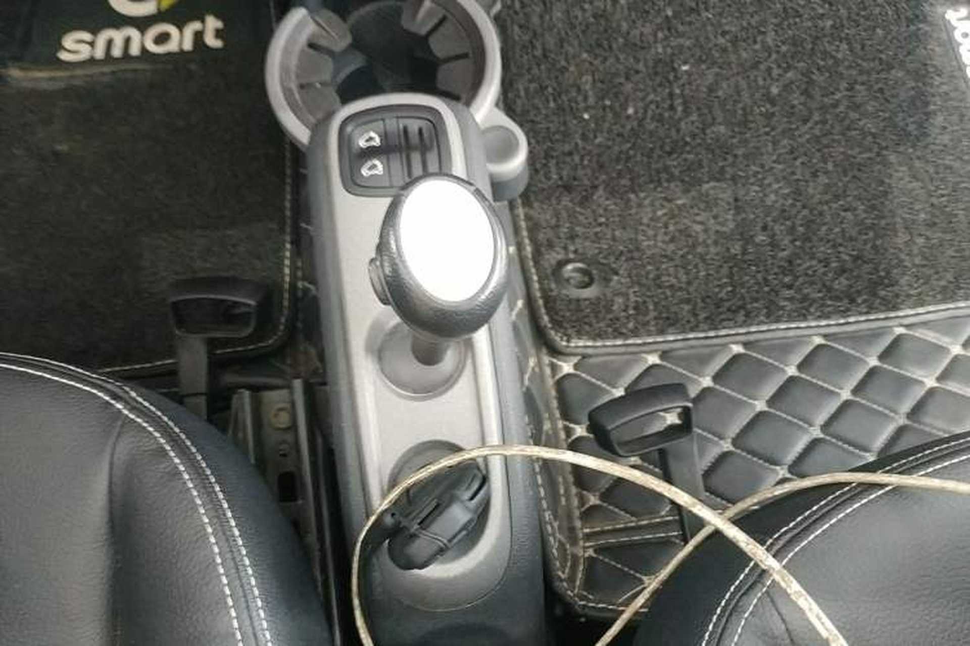 Used smart fortwo 2013 1.0T Convertible Ice Cool Special Edition Gear Lever