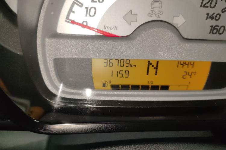Used smart fortwo 2013 1.0T Hardtop Passion Edition Odometer Close Up