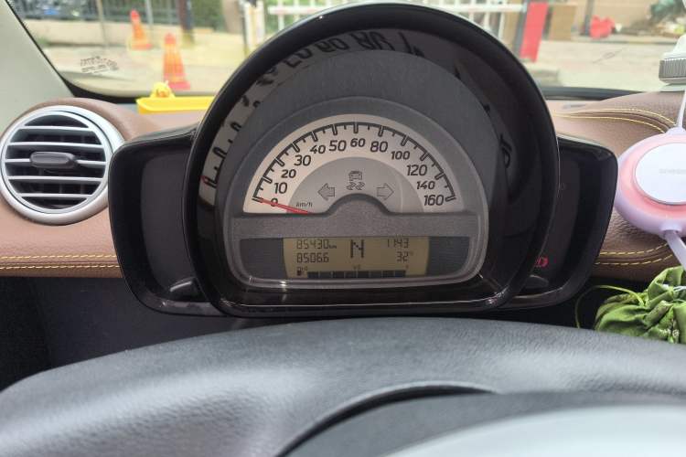 Used smart fortwo 2013 1.0 MHD New Year Special Edition Odometer Close Up
