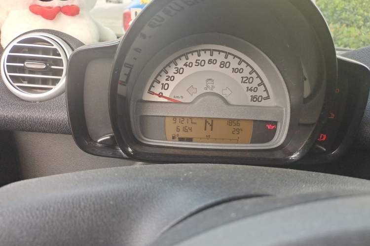 Used smart fortwo 2013 1.0 MHD New Year Special Edition Odometer Close Up