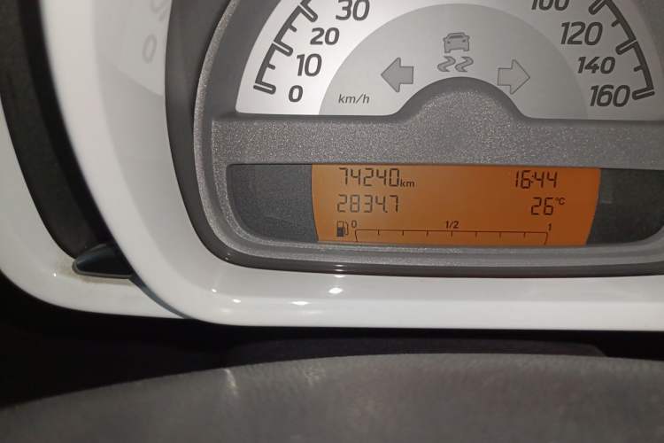 Used smart fortwo 2013 1.0T Hardtop Ice Cool Special Edition Odometer Close Up