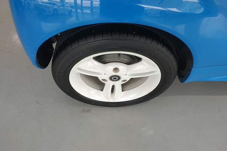Used smart fortwo 2013 1.0T Convertible Ice Cool Special Edition Right Rear Wheel Hub
