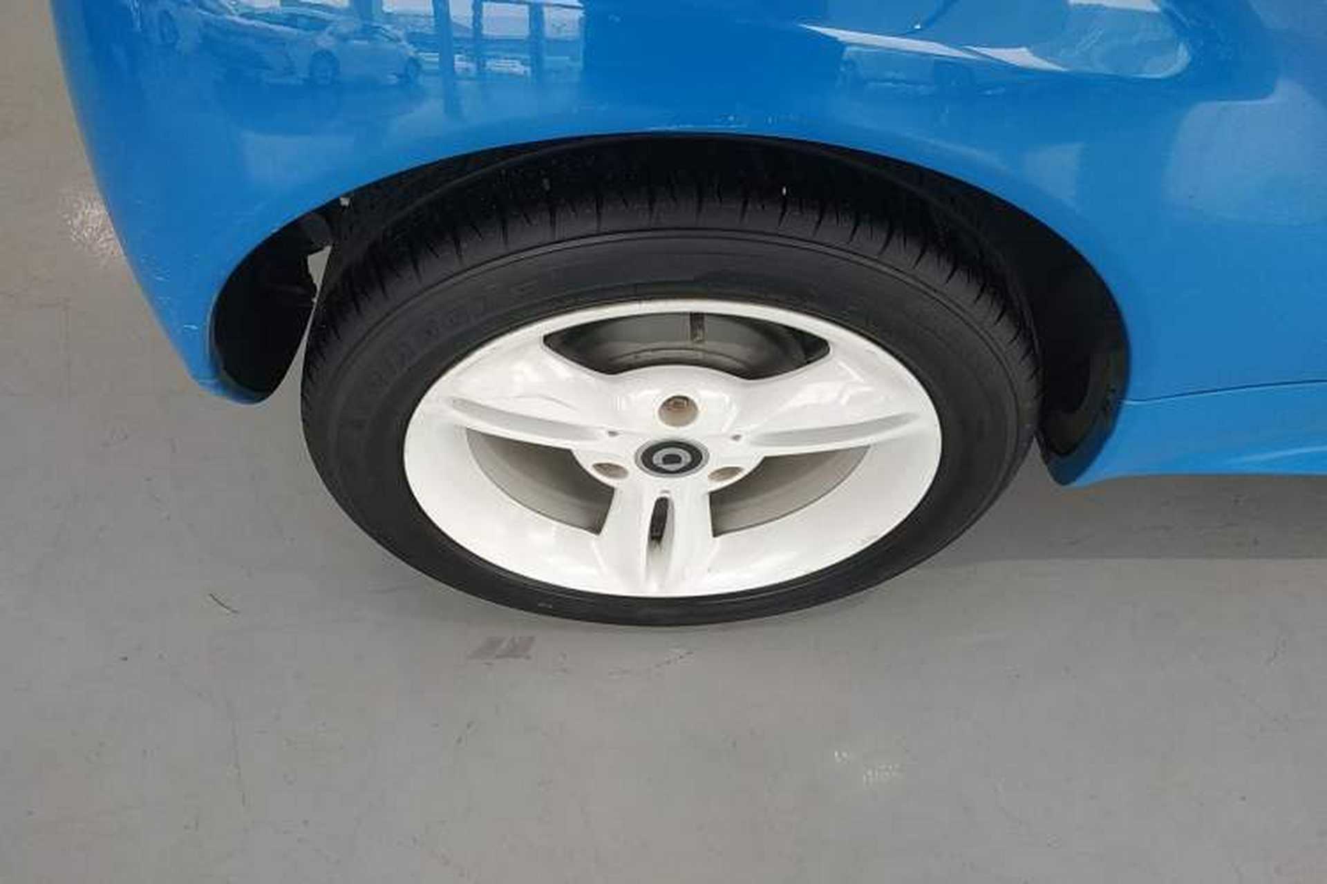 Used smart fortwo 2013 1.0T Convertible Ice Cool Special Edition Right Rear Wheel Hub