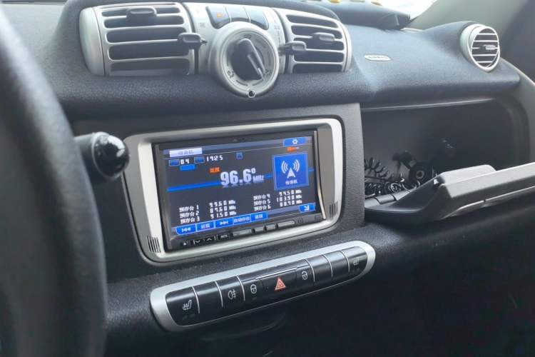 Used smart fortwo 2013 1.0T Convertible Passion Edition Audio And AC Panel