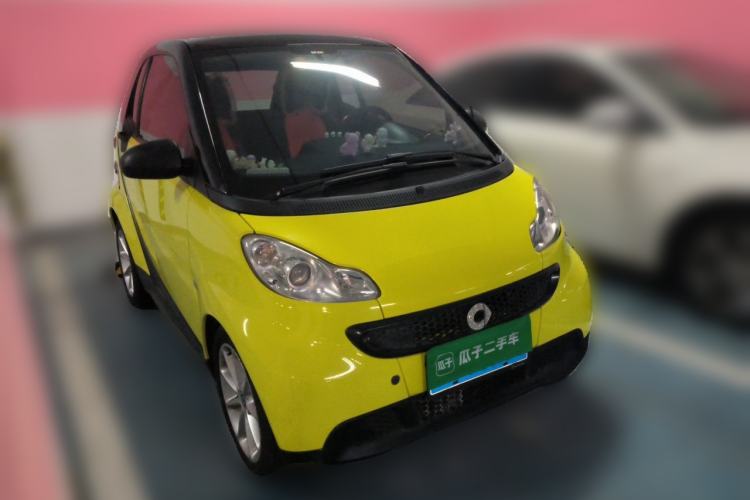 Used smart fortwo 2013 1.0 MHD New Year Special Edition Front Right 45 Deg