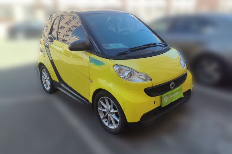 Used smart fortwo 2013 1.0 MHD New Year Special Edition Front Right 45 Deg