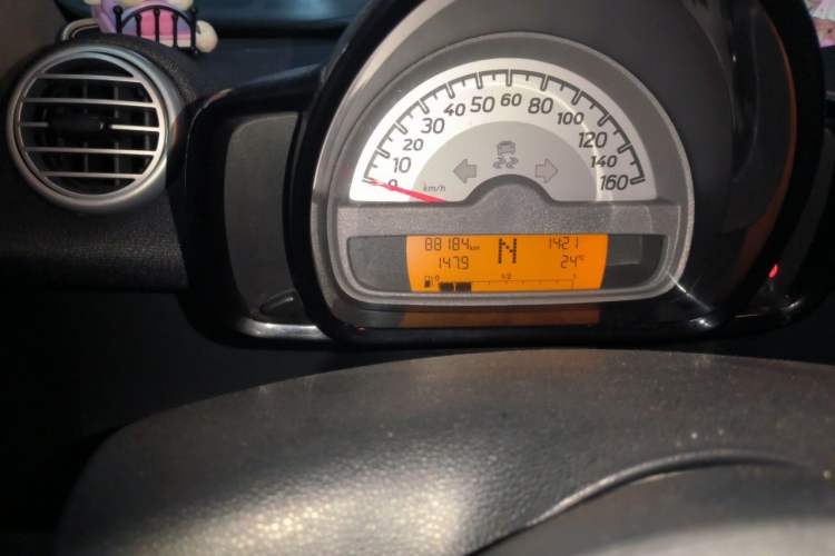 Used smart fortwo 2013 1.0 MHD New Year Special Edition Odometer Close Up