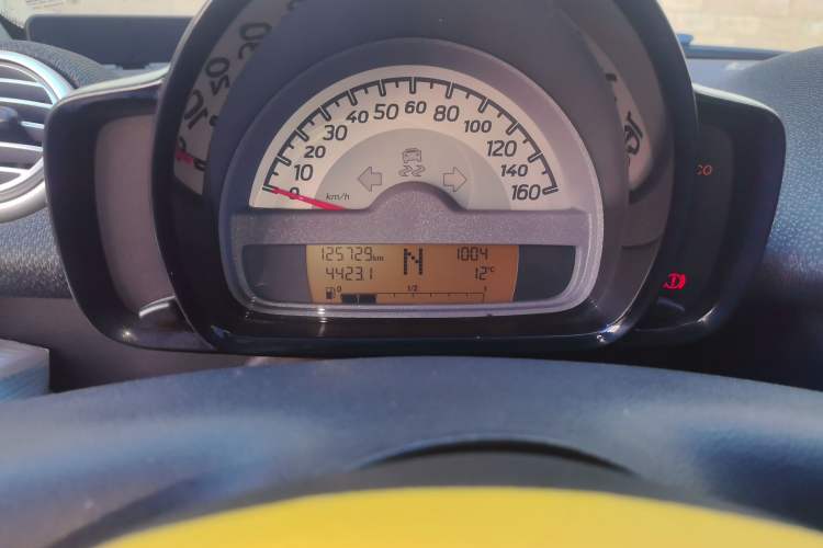 Used smart fortwo 2013 1.0 MHD New Year Special Edition Odometer Close Up