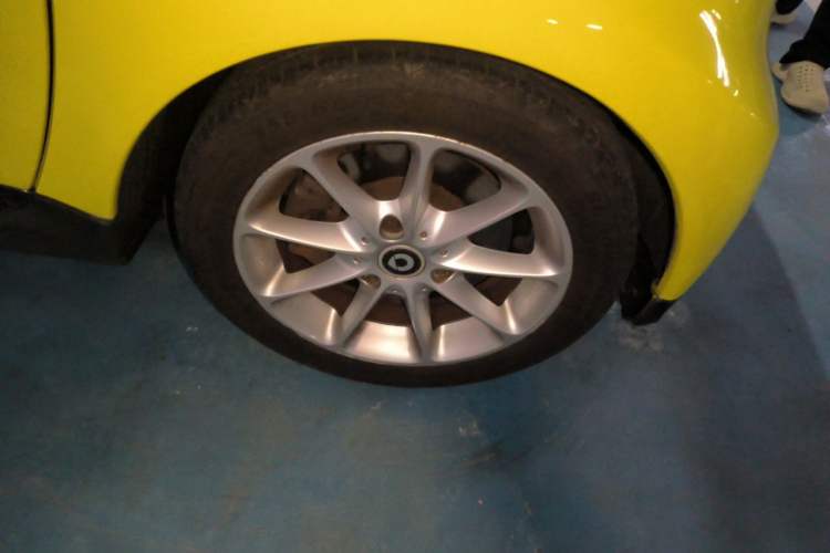 Used smart fortwo 2013 1.0 MHD New Year Special Edition Right Front Wheel Hub