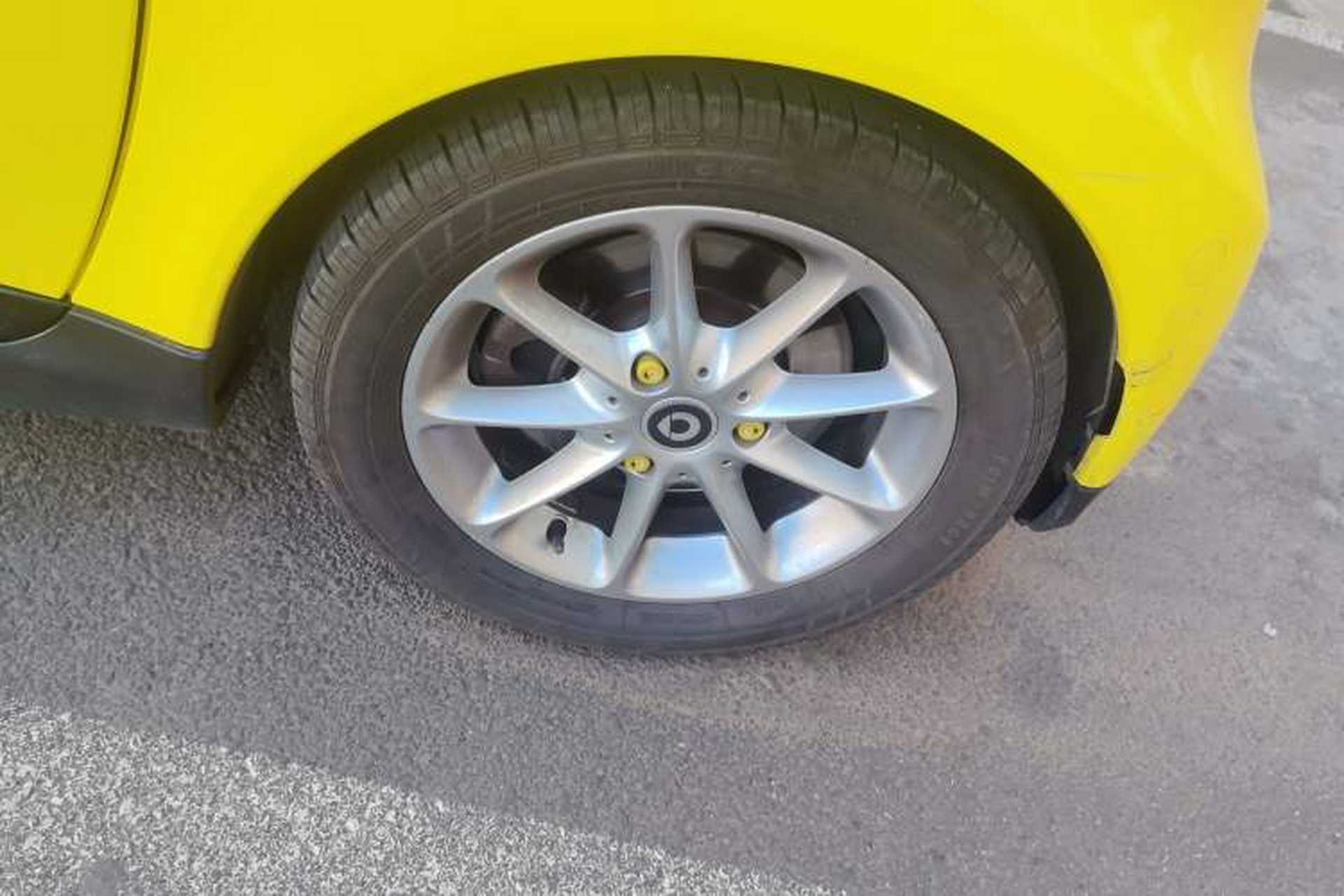 Used smart fortwo 2013 1.0 MHD New Year Special Edition Right Front Wheel Hub