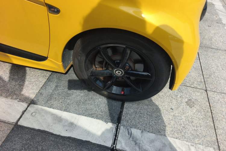 Used smart fortwo 2013 1.0 MHD Hardtop City Ranger Special Edition Right Front Wheel Hub