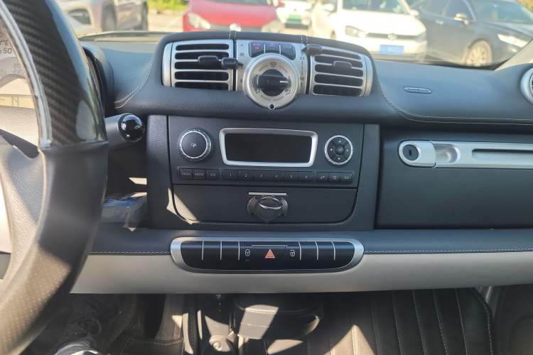 Used smart fortwo 2014 1.0 MHD Convertible City Lightwave Passion Edition Audio And AC Panel