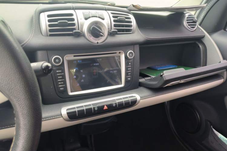 Used smart fortwo 2014 1.0 MHD Hardtop City Lightwave Passion Edition Audio And AC Panel