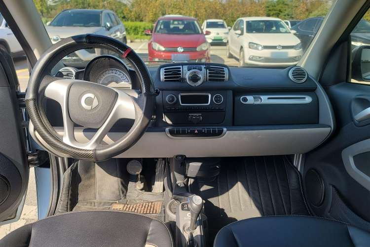 Used smart fortwo 2014 1.0 MHD Convertible City Lightwave Passion Edition Center Console