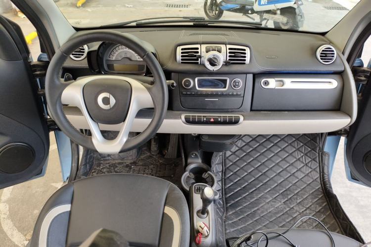 Used smart fortwo 2014 1.0 MHD Hardtop City Lightwave Passion Edition Center Console