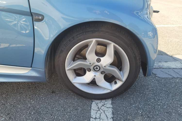 Used smart fortwo 2014 1.0 MHD Convertible City Lightwave Passion Edition Right Front Wheel Hub