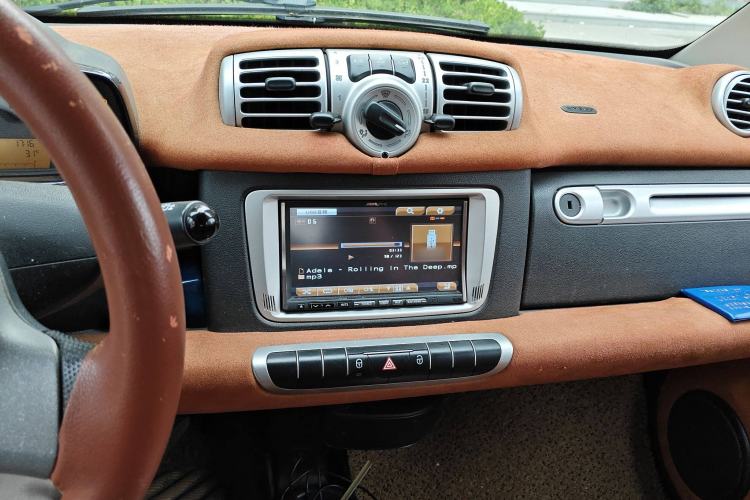 Used smart fortwo 2014 1.0 MHD Hardtop New Year Special Edition Audio And AC Panel