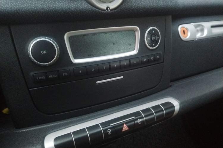 Used smart fortwo 2014 1.0 MHD Hardtop New Year Special Edition Audio And AC Panel