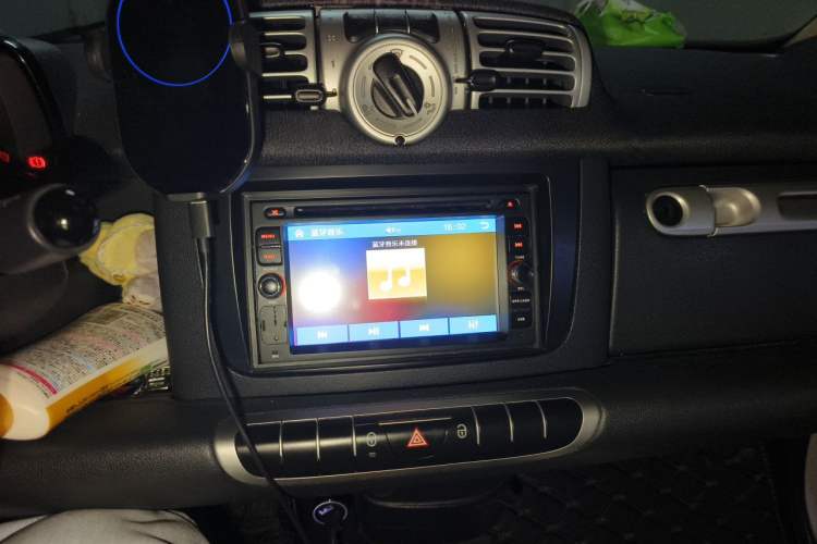 Used smart fortwo 2014 1.0 MHD Hardtop New Year Special Edition Audio And AC Panel