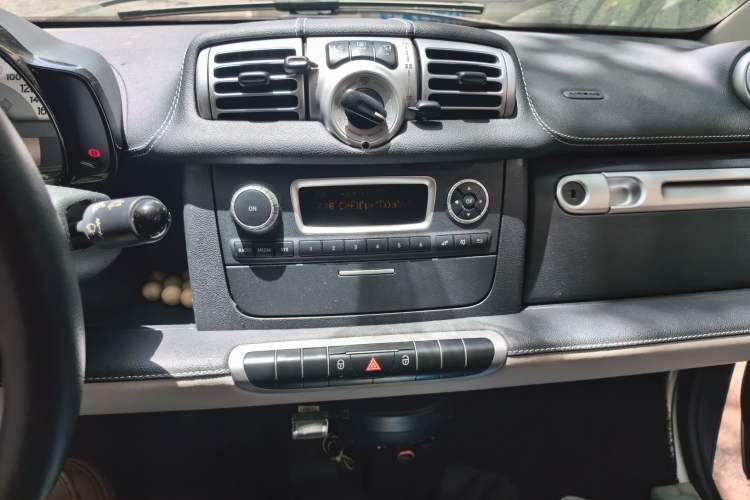 Used smart fortwo 2014 1.0 MHD Hardtop City Lightwave Passion Edition Audio And AC Panel