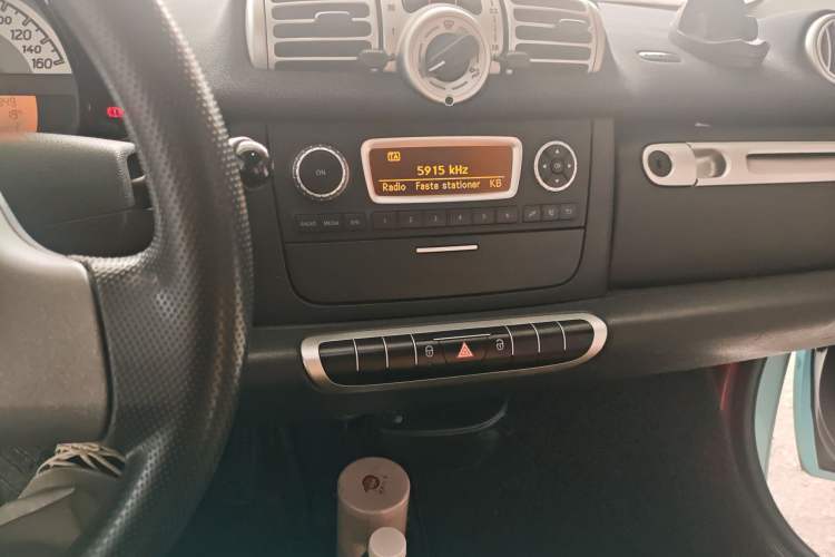 Used smart fortwo 2014 1.0 MHD Hardtop New Year Special Edition Audio And AC Panel