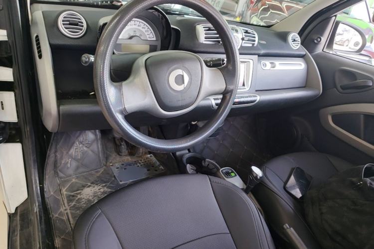 Used smart fortwo 2014 1.0 MHD Hardtop New Year Special Edition Center Console