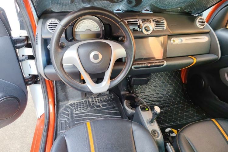 Used smart fortwo 2014 1.0 MHD Hardtop New Year Special Edition Center Console