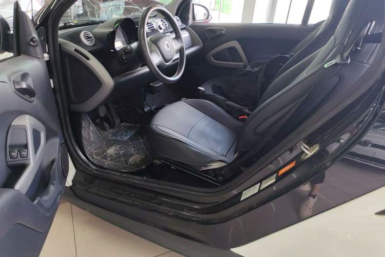 Used smart fortwo 2014 1.0 MHD Hardtop New Year Special Edition Driver Seat