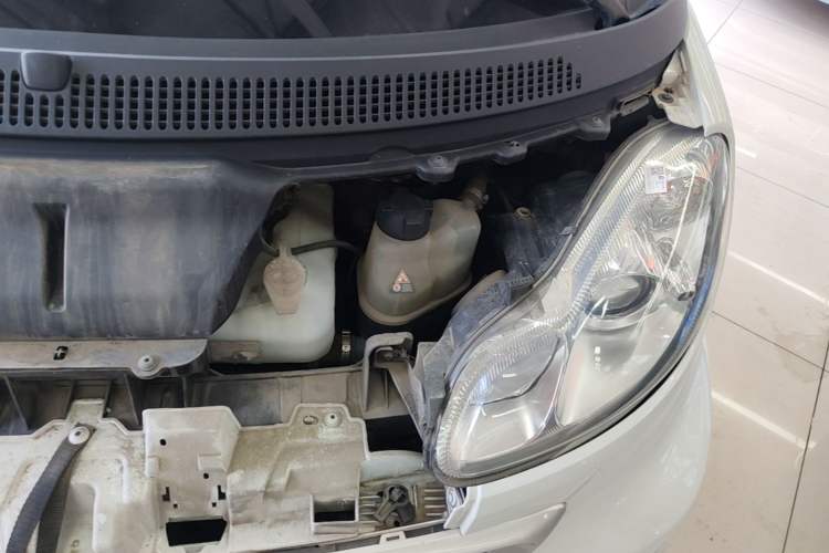 Used smart fortwo 2014 1.0 MHD Hardtop New Year Special Edition Engine Bay Left