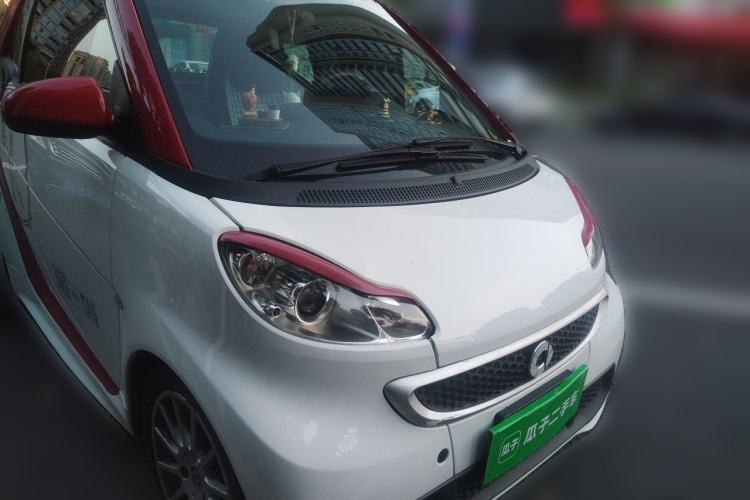 Used smart fortwo 2014 1.0 MHD Hardtop New Year Special Edition Front Right 45 Deg
